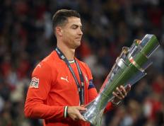 九游体育-包含C罗回归赛场，精彩发挥首场状态亮眼，湖人观众沸腾！的词条