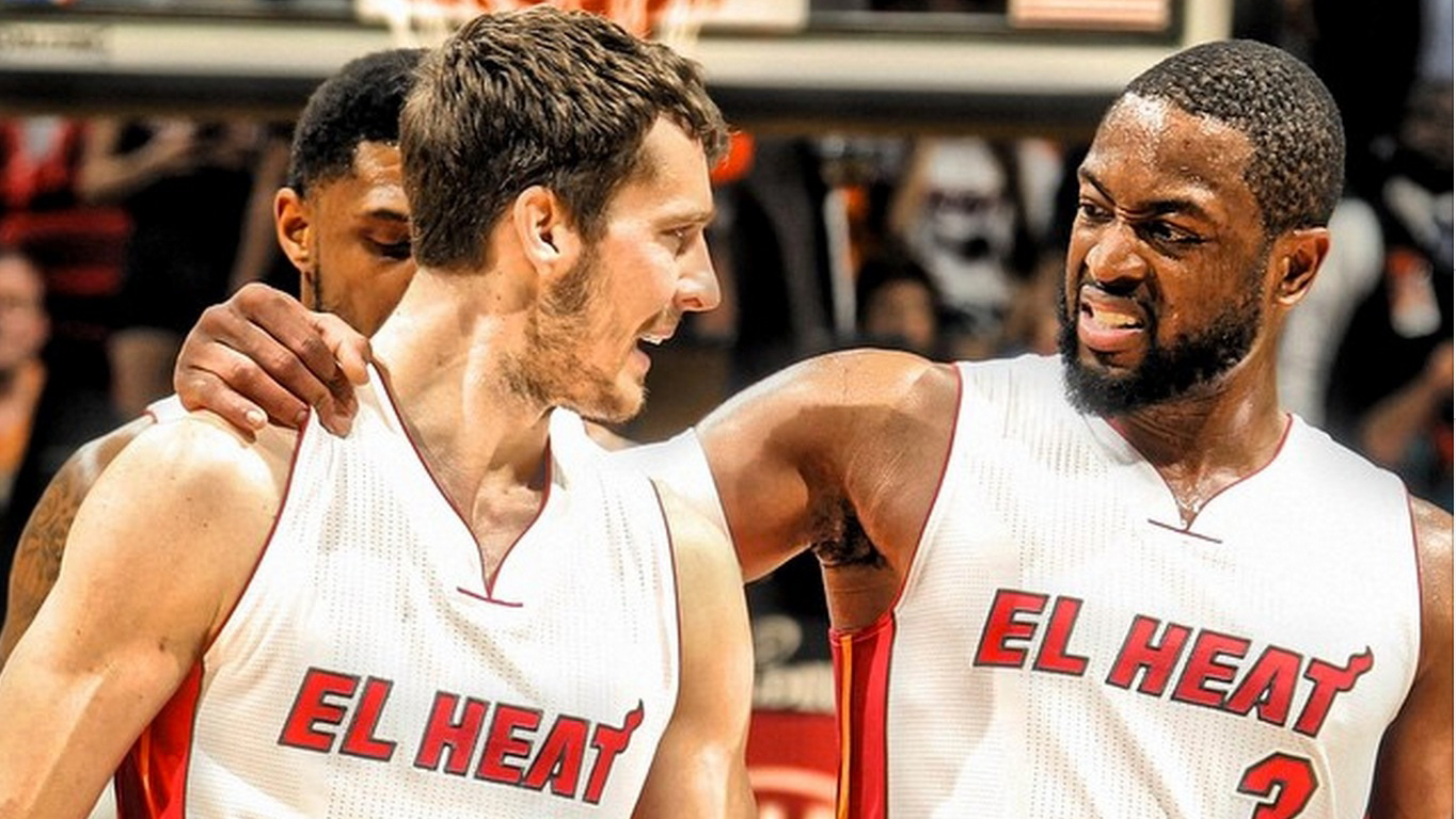 九游体育- 游泳夜战：粤西飞鹰队绝杀漓江犀牛队，速度优势明显经验成为胜负手