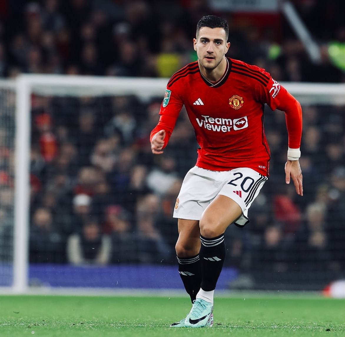 九游- 清晨曼联防线松动：荷甲节点到来，话题不断，阵容厚度经受考验